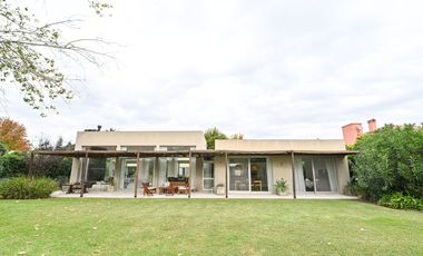 Casa moderna en La Cheltonia con piscina y golf