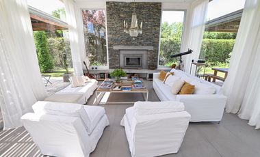 Casa moderna en La Cheltonia con piscina y golf