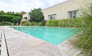Casa moderna en La Cheltonia con piscina y golf