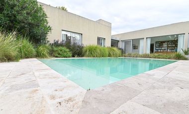 Casa moderna en La Cheltonia con piscina y golf