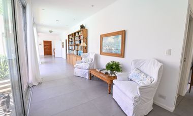 Casa moderna en La Cheltonia con piscina y golf