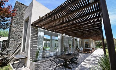 Casa moderna en La Cheltonia con piscina y golf