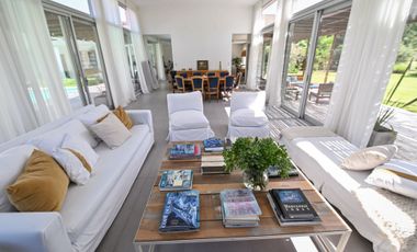 Casa moderna en La Cheltonia con piscina y golf