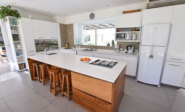 Casa moderna en La Cheltonia con piscina y golf