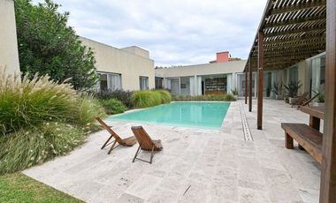 Casa moderna en La Cheltonia con piscina y golf