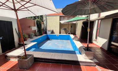 CASA DE 4 DORM. CON PISCINA Y COCHERA EN GUADALUPE