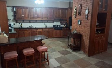 CASA 4 DORMITORIOS EN EL CENTRO DE JUNÍN!