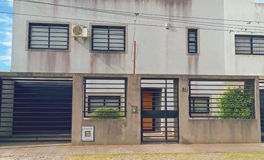 CASA EN VENTA 4 DORMITORIOS EN CITY BELL+ PILETA