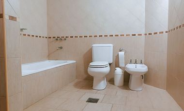 CASA EN VENTA 4 DORMITORIOS EN CITY BELL+ PILETA