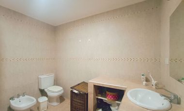 CASA EN VENTA 4 DORMITORIOS EN CITY BELL+ PILETA