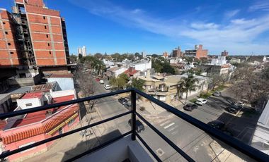 DEPARTAMENTO A LA VENTA C/COCHERA Y AMPLIO BALCÓN
