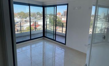 DEPARTAMENTO A LA VENTA C/COCHERA Y AMPLIO BALCÓN