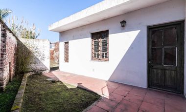 Casa con jardín y patio para reciclar – Escalada