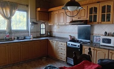 VENTA LOCAL + CASA SOBRE ACCESO OESTE INVERSION!