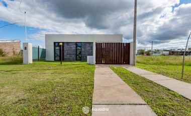 VENTA - Casa de 2 dormitorios a estrenar, galería con parrillero - Alvear.