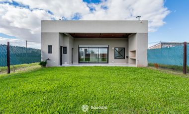 VENTA - Casa de 2 dormitorios a estrenar, galería con parrillero - Alvear.