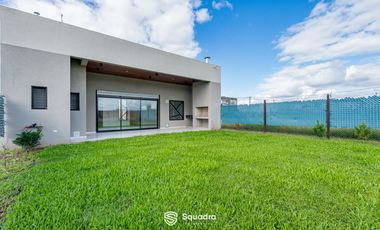 VENTA - Casa de 2 dormitorios a estrenar, galería con parrillero - Alvear.