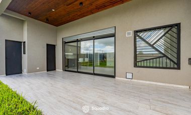 VENTA - Casa de 2 dormitorios a estrenar, galería con parrillero - Alvear.