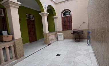 IMPORTANTE CASA EN VENTA - AV. MORENO (S) AL 700