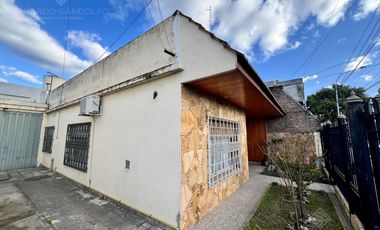 Chalet con garage, 2 dorm, baño, patio y terraza - Vta Dta - APTO CRÉDITO!!!