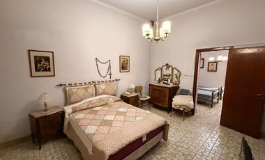 Casa con 2 locales en excelente ubicación