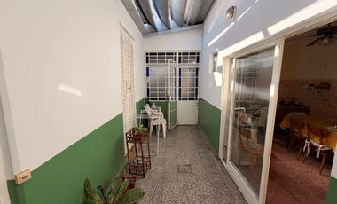 Casa con 2 locales en excelente ubicación