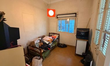 Casa con 2 locales en excelente ubicación