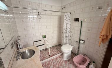 Casa con 2 locales en excelente ubicación