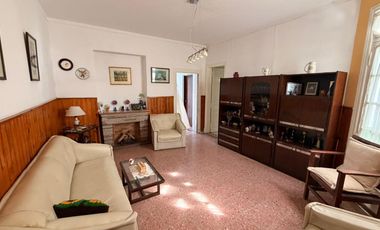 Casa con 2 locales en excelente ubicación