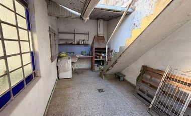 Casa con 2 locales en excelente ubicación