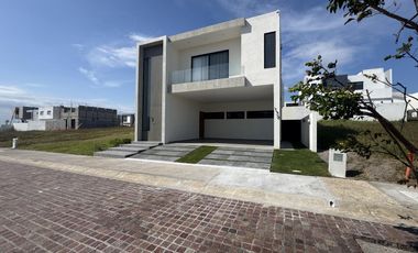 CASA NUEVA CON PANELES SOLARES EN VENTA EN PUNTA TIBURON