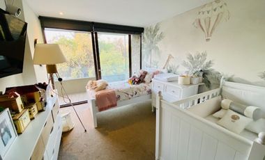 Cómodo departamento con azotea, vista despejada, orientación norte