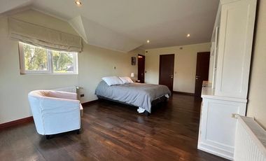 Casa en parcela amplia rodeada de naturaleza