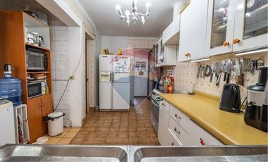 Amplia y luminosa casa en Macul (656 m2)