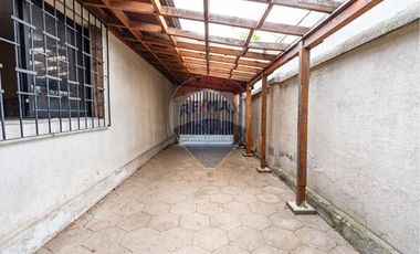 Amplia y luminosa casa en Macul (656 m2)