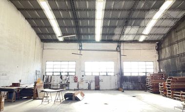 VENTA GALPÓN 1600M² CUB.    1200M² DESC. EN R. MEJÍA - M BUEN ESTADO
