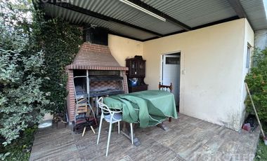 Casa con un dormitorios, jardin, parrilla y cochera