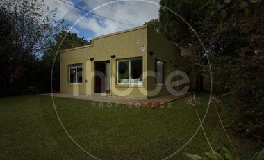 Calle Pinos entre Dalias y Crisantemos - Amplia vivienda en Costa del Este