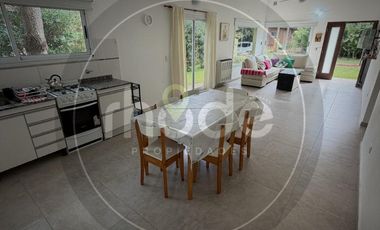 Calle Pinos entre Dalias y Crisantemos - Amplia vivienda en Costa del Este