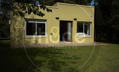 Calle Pinos entre Dalias y Crisantemos - Amplia vivienda en Costa del Este