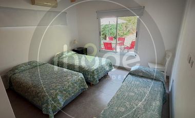 Calle Pinos entre Dalias y Crisantemos - Amplia vivienda en Costa del Este