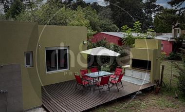 Calle Pinos entre Dalias y Crisantemos - Amplia vivienda en Costa del Este