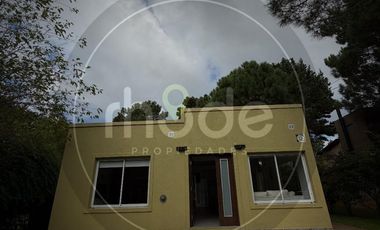 Calle Pinos entre Dalias y Crisantemos - Amplia vivienda en Costa del Este