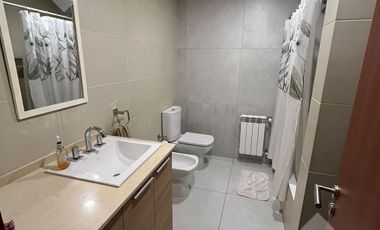 VENTA DE PISO COMPLETO 4 DORMITORIOS CON 2 COCHERAS, CENTRO CIPOLLETTI