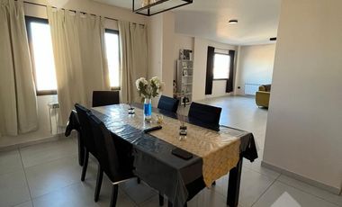 VENTA DE PISO COMPLETO 4 DORMITORIOS CON 2 COCHERAS, CENTRO CIPOLLETTI