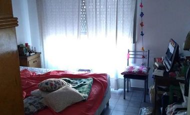 Venta - Hermoso Chalet de 5 dormitorios, fondo libre y quincho.