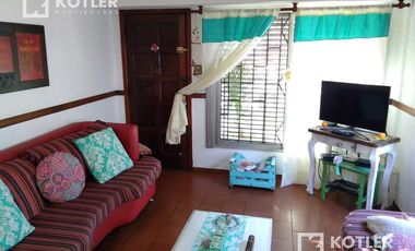 Venta - Hermoso Chalet de 5 dormitorios, fondo libre y quincho.