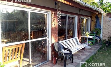Venta - Hermoso Chalet de 5 dormitorios, fondo libre y quincho.