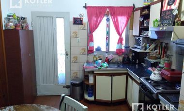 Venta - Hermoso Chalet de 5 dormitorios, fondo libre y quincho.