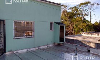 Venta - Hermoso Chalet de 5 dormitorios, fondo libre y quincho.